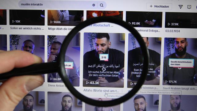 Offizieller TikTok-Kanal der Gruppierung "Muslim Interaktiv". Eine Lupe zeigt auf ein Video des Predigers Raheem Boateng.