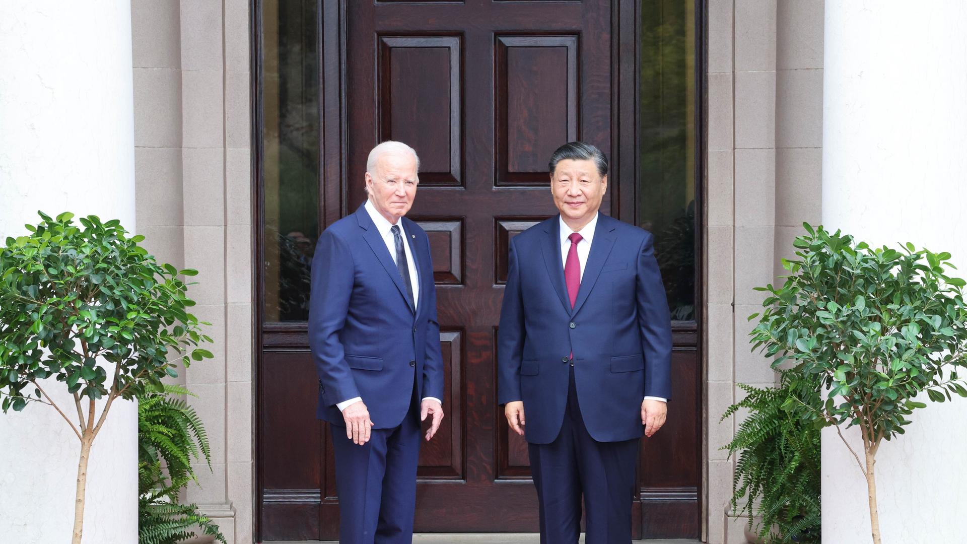 US-Präsident Joe Biden (l.) und Chinas Staatschef Xi Jinping stehen vor einer Haustür in Kalifornien. 