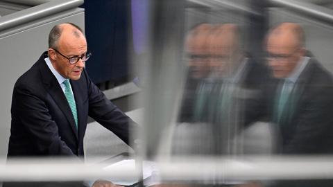 Kanzler Merz steht im Bundestag bei seiner Regierungserklärung hinter einem Rednerpult.