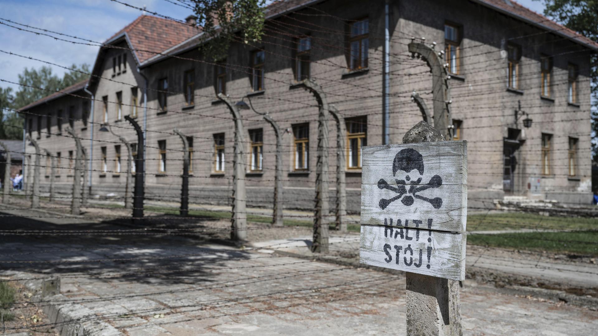 Das Schild mit dem Wort Stop auf Deutsch und Polnisch im deutschen Nazi Konzentrationslager Auschwitz Birkenau