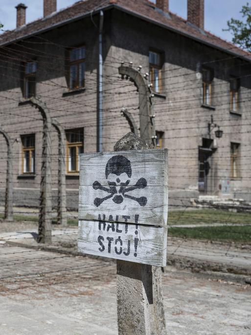 Das Schild mit dem Wort Stop auf Deutsch und Polnisch im deutschen Nazi Konzentrationslager Auschwitz Birkenau