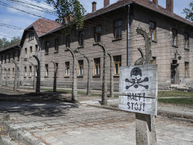 Das Schild mit dem Wort Stop auf Deutsch und Polnisch im deutschen Nazi Konzentrationslager Auschwitz Birkenau