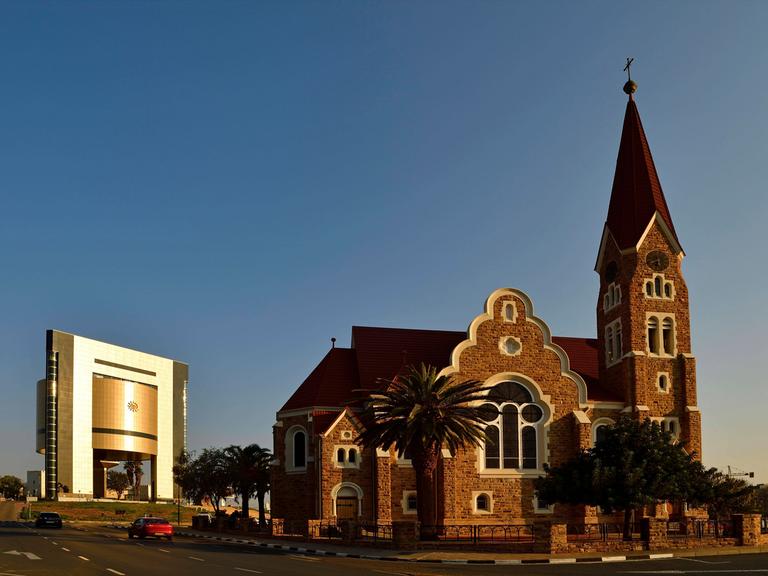 Lutherische Christuskirche mit Nationalmuseum in Windhoek, Namibia.