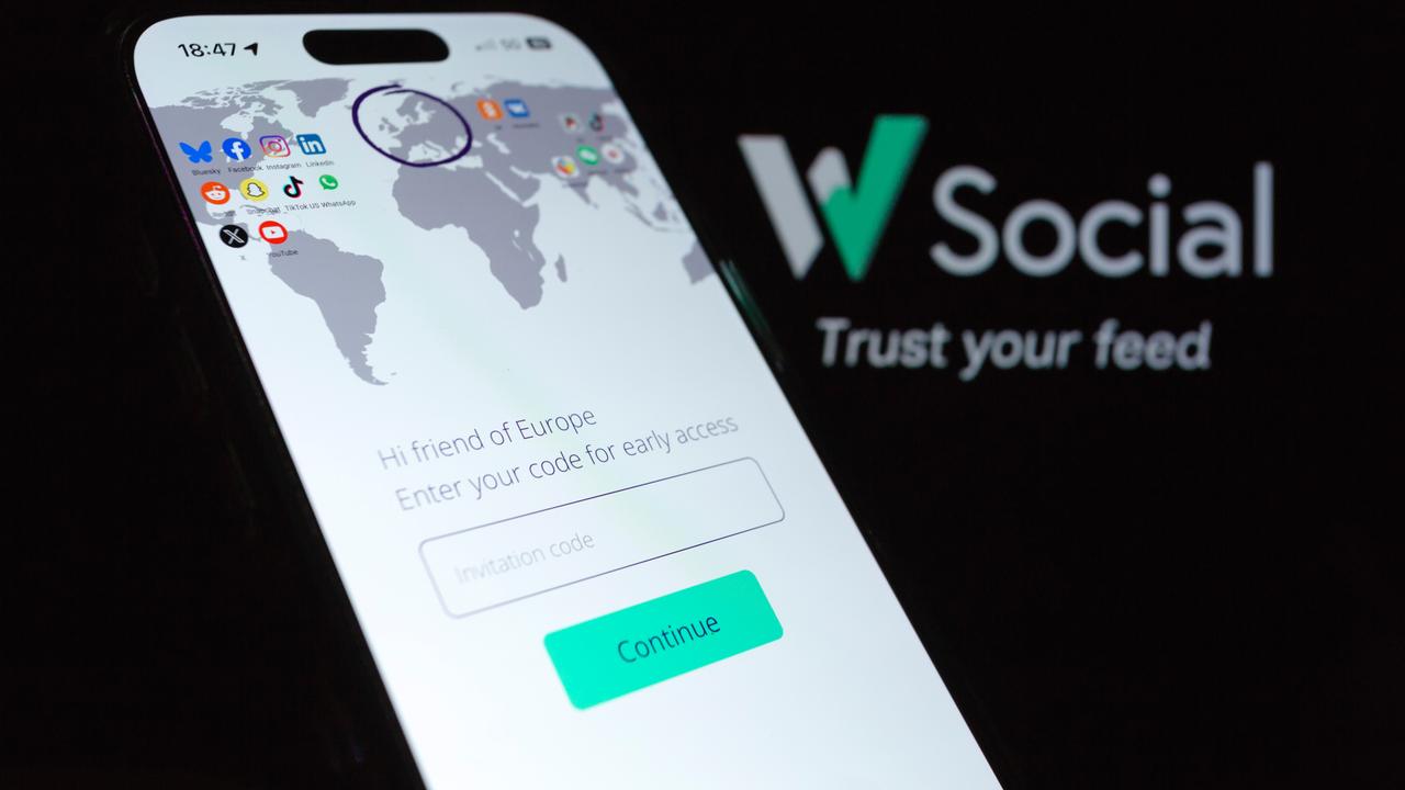 Im Vordergrund ist ein Mobiltelefon auf dem eine Weltkarte abgebildet ist. Darauf ist Europa mit einem Kreis markiert. Im Hintergrund ist das Logo der Plattform "W Social".