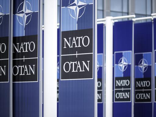 Vor dem NATO-Hauptquartier sind mehrere Flaggen zu sehen.