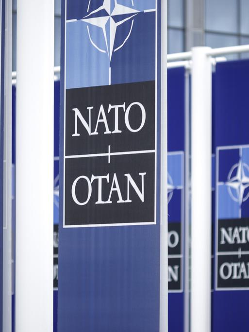Vor dem NATO-Hauptquartier sind mehrere Flaggen zu sehen.
