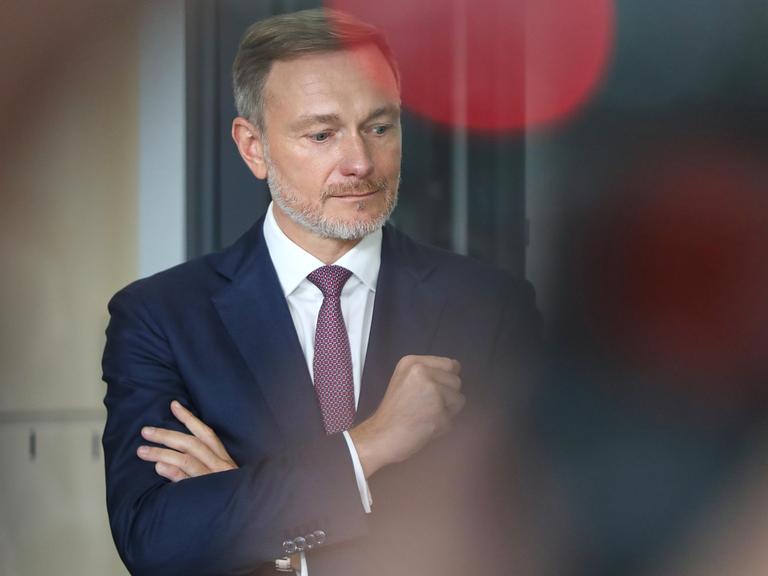 Bundestag, FDP-Gespräch mit Spitzenverbänden der deutschen Wirtschaft: Bundesminister der Finanzen Christian Lindner (FDP) MdB, Vorsitzender der FDP, hört nach dem Treffen auf einer Pressekonferenz den Statements anderer Teilnehmer zu