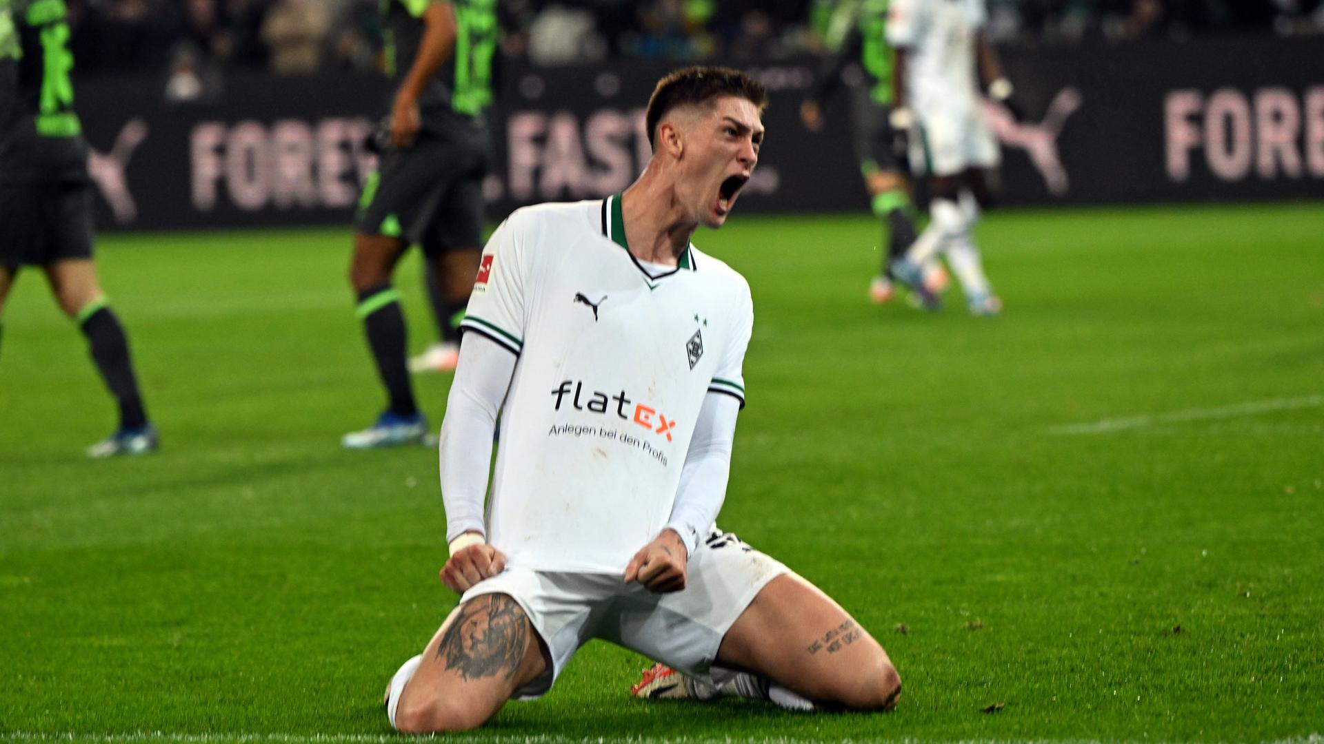 Im Stadion von Mönchengladbach bejubelt Tomas Cvancara sein Tor zum 1:0 gegen Wolfsburg.