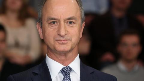 Janusz Reiter sitzt in einem Fernsehstudio und schaut freundlich in die Kamera