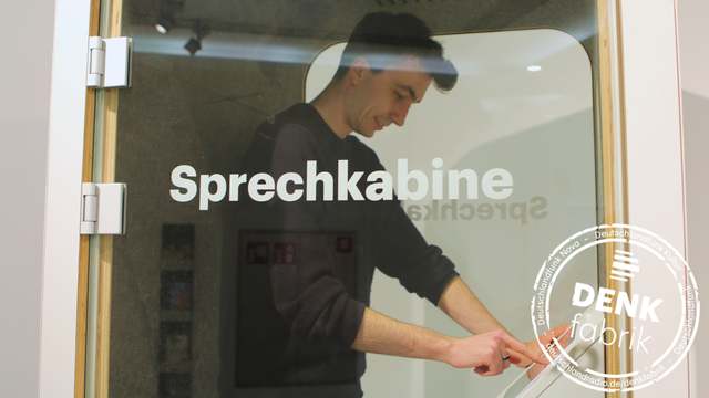 Ein junger Mann nutzt die Sprechkabine der Deutschlandradio-Denkfabrik