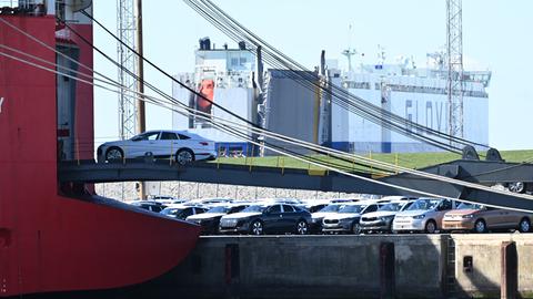 Autos aus dem Volkswagen-Konzern werden zum Export verladen.