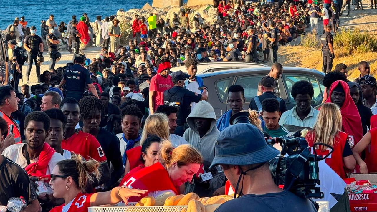 Unzählige Migranten stehen Schlage, um an Grundnahrungsmittel zu gelangen, die das Rote Kreuz und die Organisation Sur Sur in Ceuta (Spanien) verteilen. Unzählige Migranten stehen Schlage, um an Grundnahrungsmittel zu gelangen, die das Rote Kreuz und die Organisation Sur Sur in Ceuta (Spanien) verteilen.