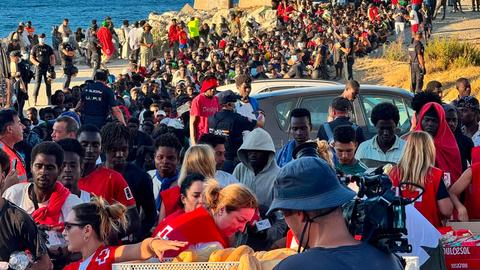 Unzählige Migranten stehen Schlage, um an Grundnahrungsmittel zu gelangen, die das Rote Kreuz und die Organisation Sur Sur in Ceuta (Spanien) verteilen.