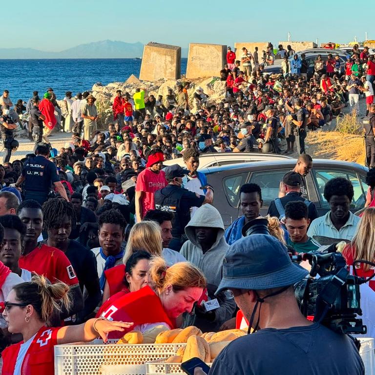 Unzählige Migranten stehen Schlage, um an Grundnahrungsmittel zu gelangen, die das Rote Kreuz und die Organisation Sur Sur in Ceuta (Spanien) verteilen.