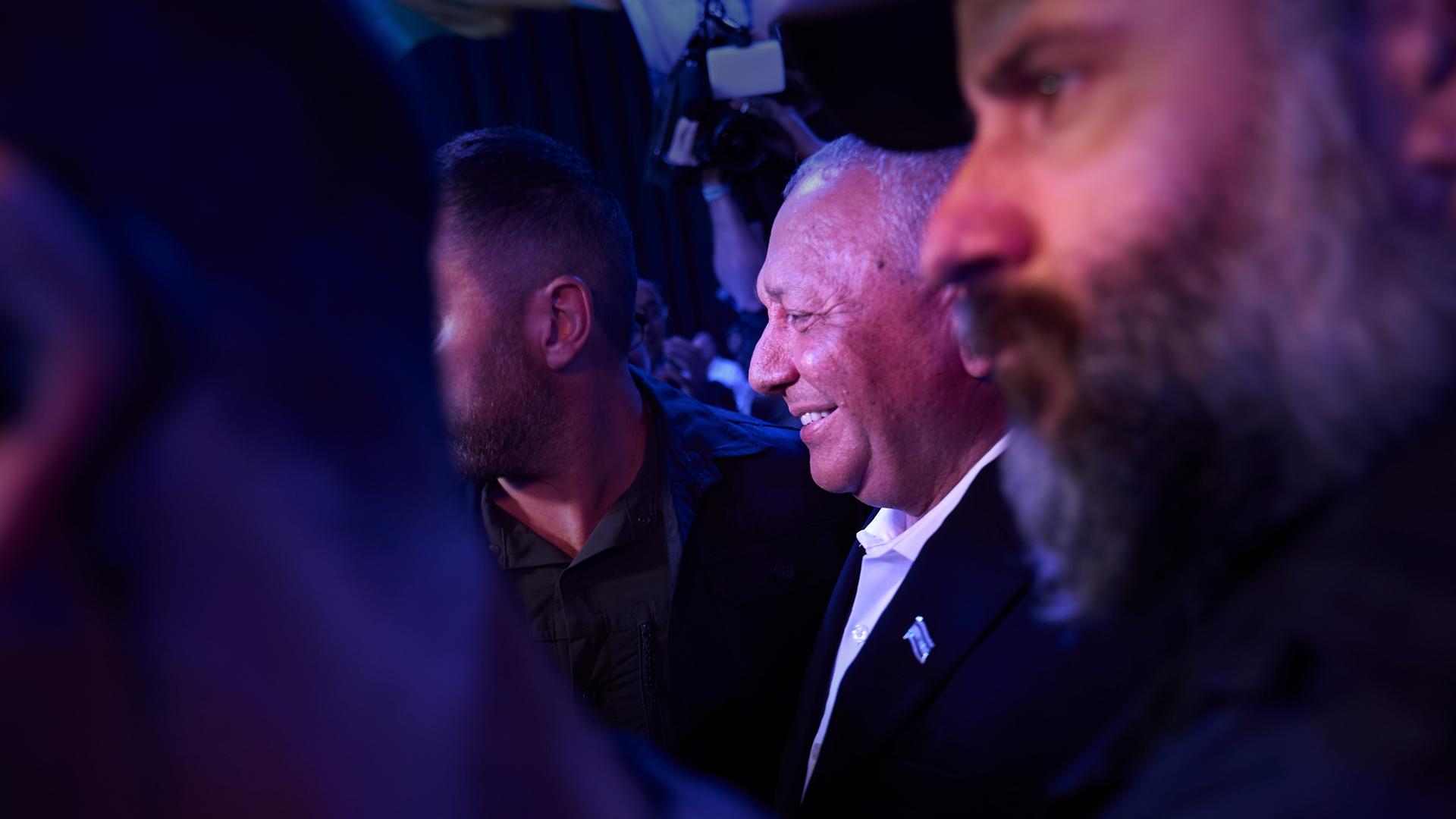 Der israelische Politiker Gadi Eisenkot kommt - begleitet von Sicherheitskräften - bei einer Wahlkampfveranstaltung an. 