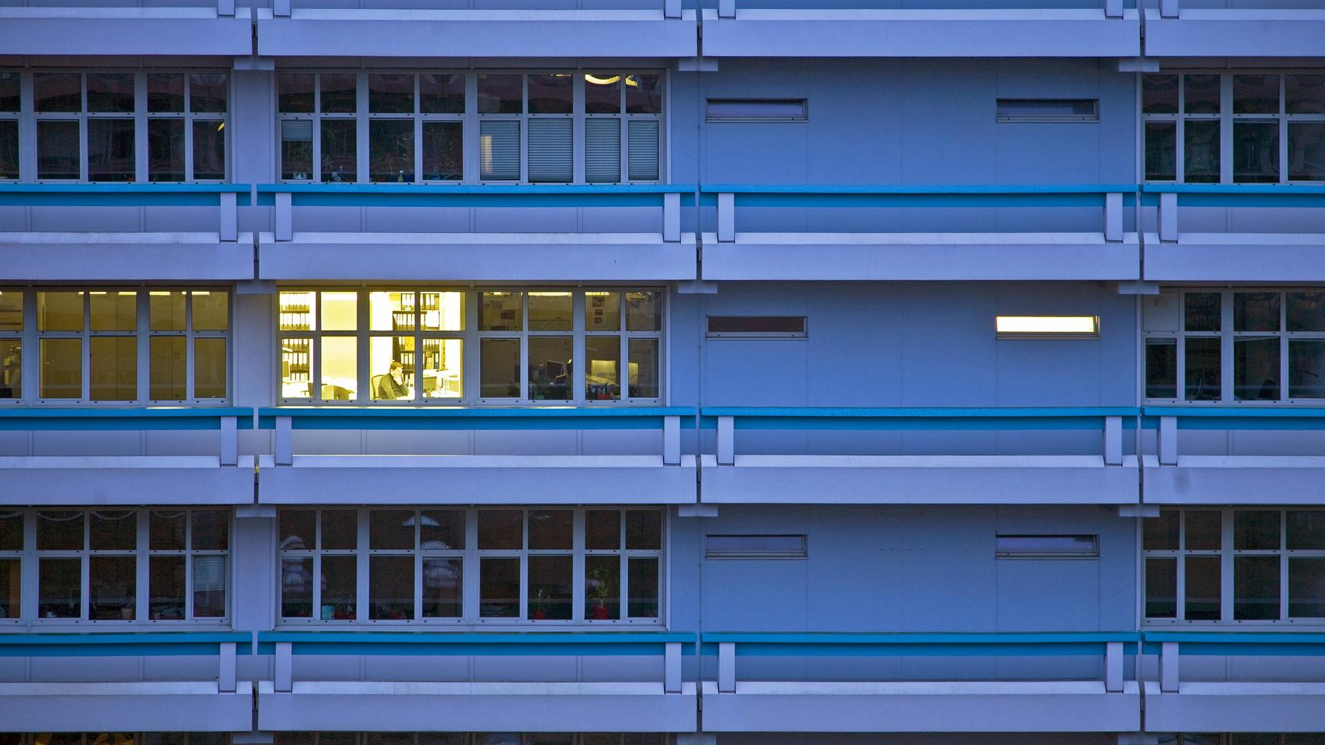 Ein Mann arbeitet in seinem Büro an der Ruhr-Universität Bochum in der Abenddämmerung.