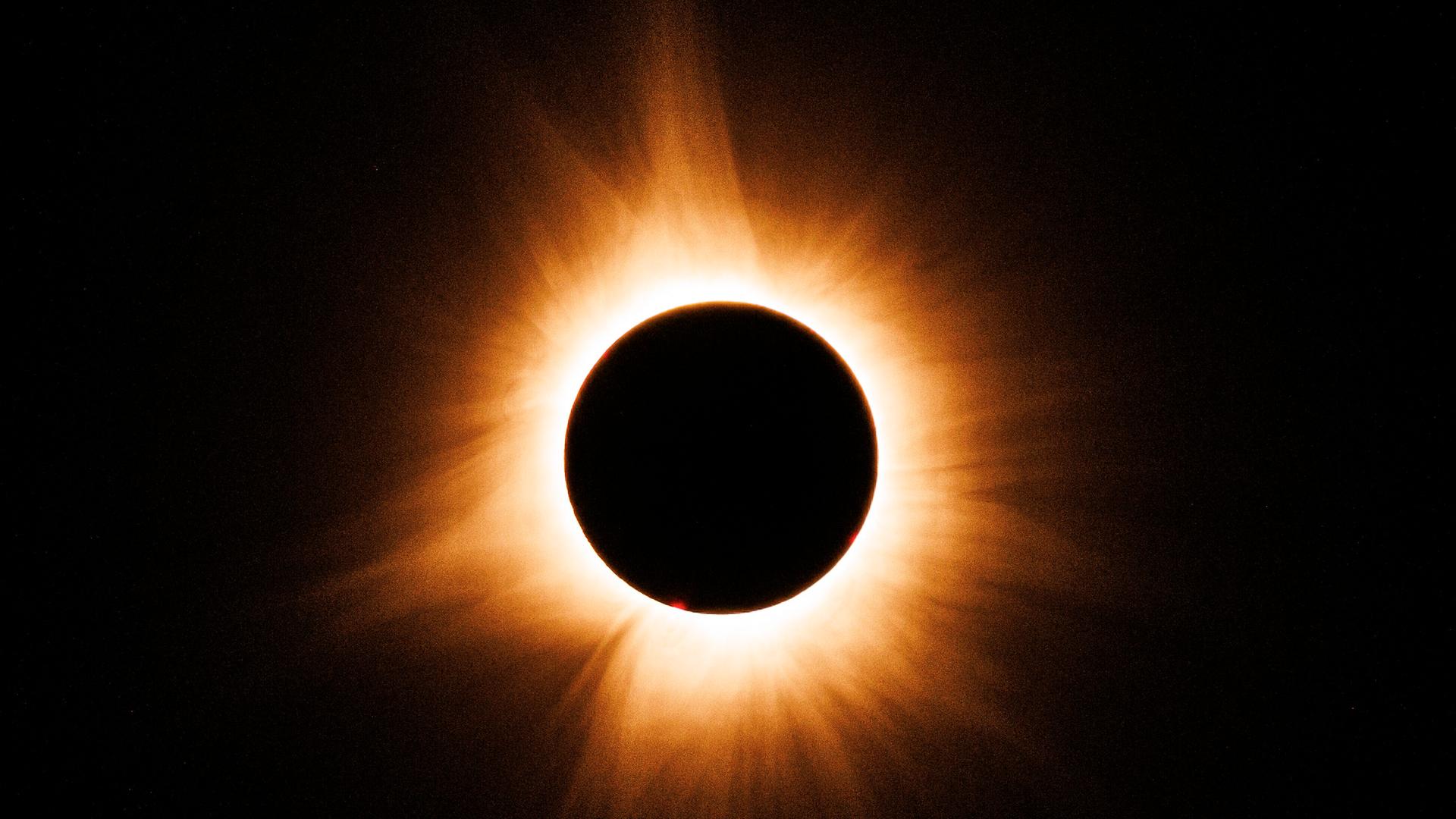 Totale Sonnenfinsternis über der kanadischen Provinz Quebec im April 2024. Totale Sonnenfinsternis über der kanadischen Provinz Quebec im April 2024.