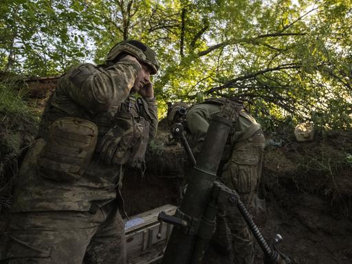 Ukrainische Soldaten bereiten sich darauf vor, das Feuer auf russische Stellungen zu eröffnen, um die Verteidigungslinie an der Frontlinie in Richtung der Stadt Avdiivka im Oblast Donezk, zu schützen.