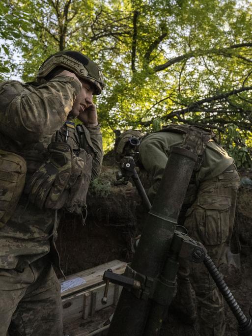 Ukrainische Soldaten bereiten sich darauf vor, das Feuer auf russische Stellungen zu eröffnen, um die Verteidigungslinie an der Frontlinie in Richtung der Stadt Avdiivka im Oblast Donezk, zu schützen.