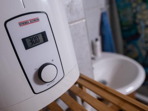Die Temperaturanzeige eines elektrischen Durchlauferhitzers zeigt «30.0» Grad an, um Energie zu sparen
