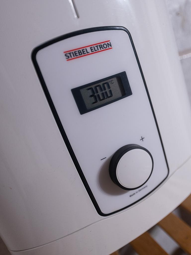 Die Temperaturanzeige eines elektrischen Durchlauferhitzers zeigt «30.0» Grad an, um Energie zu sparen