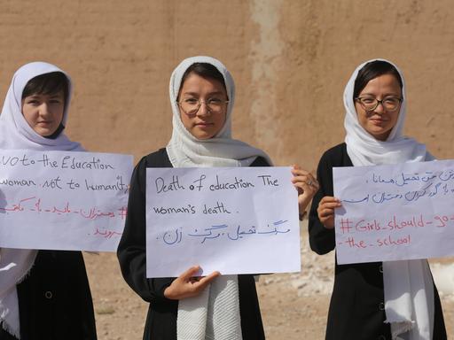 Junge Frauen demonstrieren für das Recht auf Bildung in Herat, Afghanistan, 2021.
