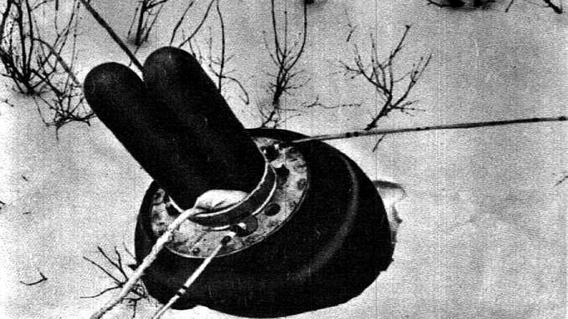Darin sind ein paar Gramm Mondgestein: Die Rückkehrkapsel von Luna 20 nach der Landung. Darin sind ein paar Gramm Mondgestein: Die Rückkehrkapsel von Luna 20 nach der Landung.