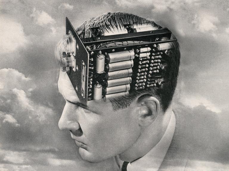 Vintage-Illustration des Kopfes eines jungen Mannes mit einer Montage einer elektronischen Leiterplatte anstelle des Gehirns.