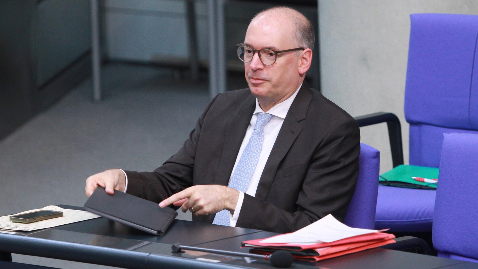 Niels Annen SPD, Parlamentarischer Staatssekretär bei der Bundesministerin für wirtschaftliche Zusammenarbeit und Entwicklung sitzt im Bundestag. Niels Annen SPD, Parlamentarischer Staatssekretär bei der Bundesministerin für wirtschaftliche Zusammenarbeit und Entwicklung sitzt im Bundestag.