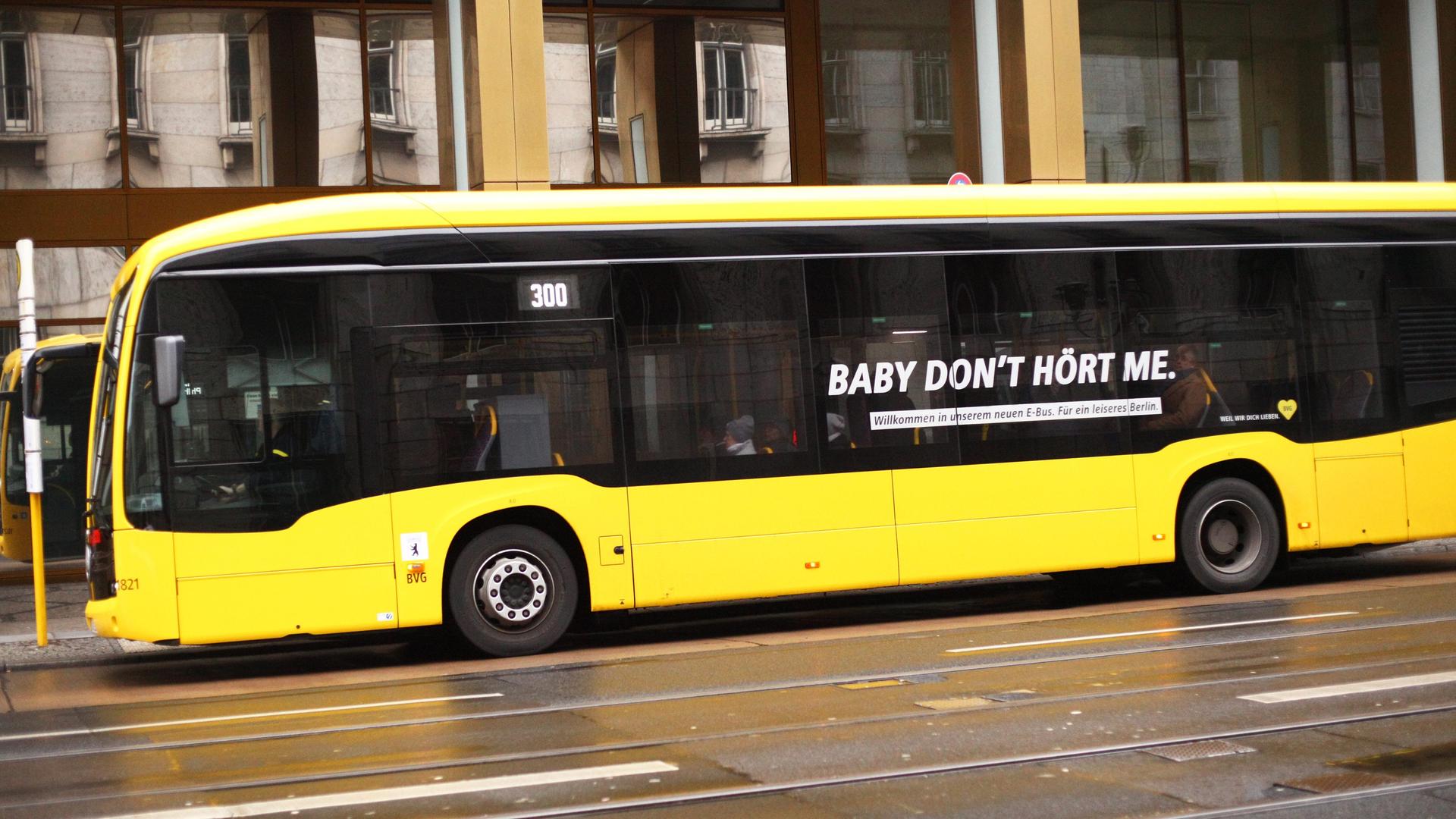 Auf einem gelben Bus in Berlin steht "Baby don't hört me" als Werbung für das leisere Elektro-Fahrzeug.
