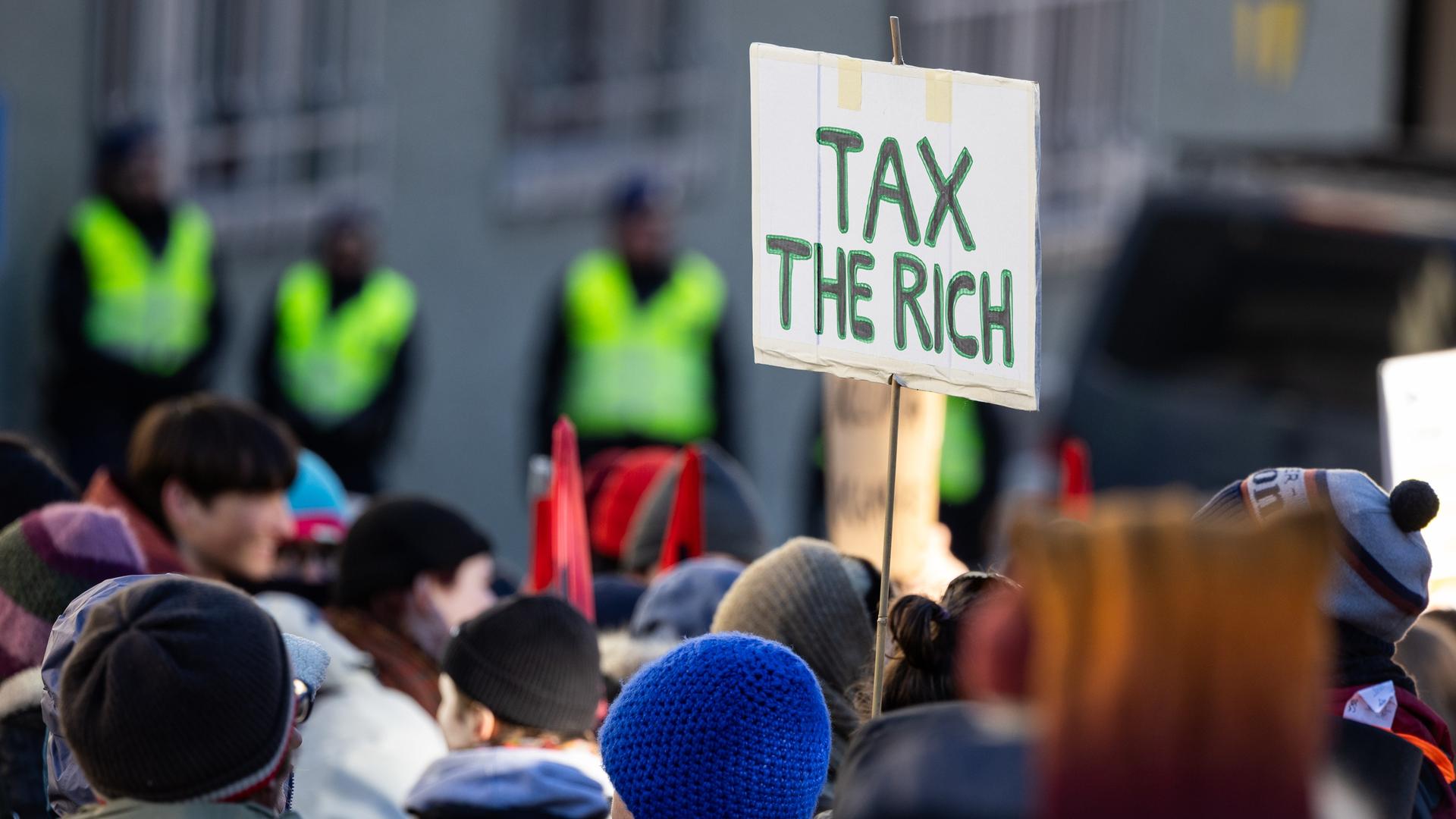 Auf einem Schild steht «Tax the richt». Hunderte Menschen demonstrierten für Klimagerechtigkeit unter dem Titel «Strike WEF» in Davos. 