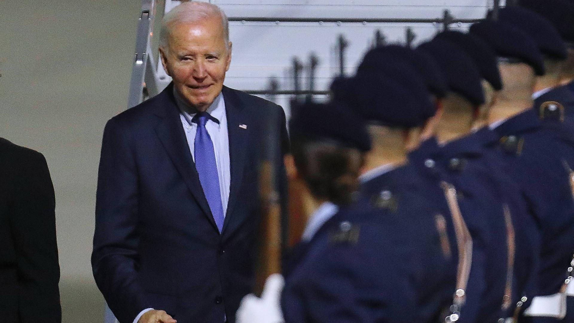 US-Präsident Biden bei seier Ankunft auf dem Flughafen Schönefeld bei Berlin. 