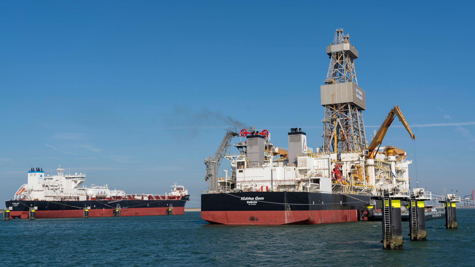 Foto des Rohöltankers Altera Wave und des Bohrschiffs Hidden Gem, das im Seehafen von Rotterdam umgebaut wird. Es soll das erste Schiff sein, das für den Tiefseebergbau ausgerüstet wird um polymetallische Knollen vom Meeresboden zu gewinnen. 