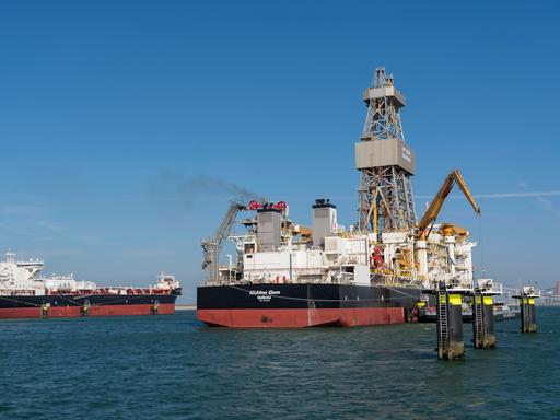 Foto des Rohöltankers Altera Wave und des Bohrschiffs Hidden Gem, das im Seehafen von Rotterdam umgebaut wird. Es soll das erste Schiff sein, das für den Tiefseebergbau ausgerüstet wird um polymetallische Knollen vom Meeresboden zu gewinnen. 