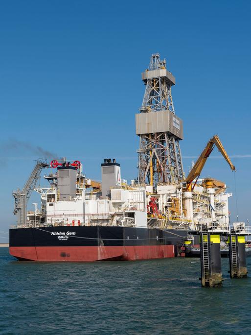 Foto des Rohöltankers Altera Wave und des Bohrschiffs Hidden Gem, das im Seehafen von Rotterdam umgebaut wird. Es soll das erste Schiff sein, das für den Tiefseebergbau ausgerüstet wird um polymetallische Knollen vom Meeresboden zu gewinnen. 