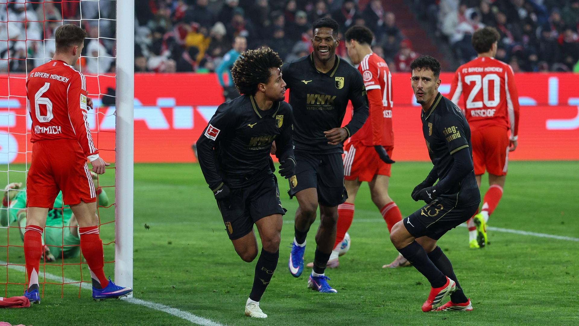 Torjubel von Han-Noah Massengo (FC Augsburg) nach dem 2:1 gegen Bayern München. Torjubel von Han-Noah Massengo (FC Augsburg) nach dem 2:1 gegen Bayern München.