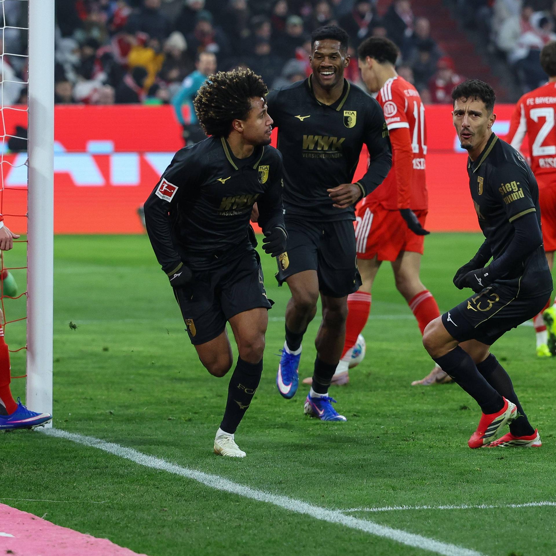 Torjubel von Han-Noah Massengo (FC Augsburg) nach dem 2:1 gegen Bayern München.