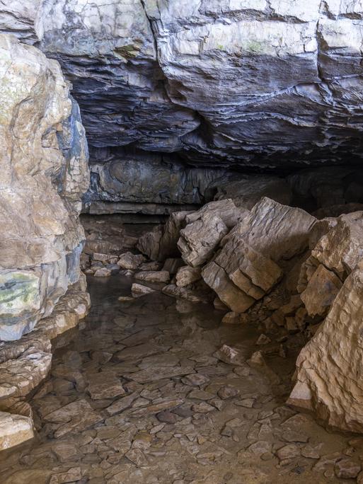 Blick in eine Höhle auf der Schwäbischen Alb in Baden-Württemberg.