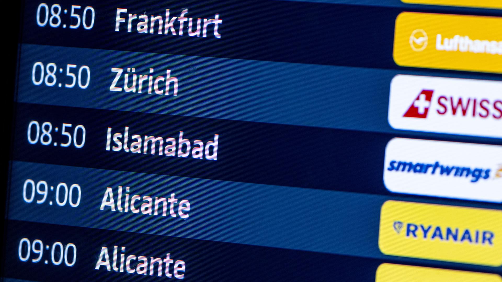 Eine Anzeigetafel am Flughafen Berlin Brandenburg (BER) zeigt die Ankunftszeit eines Flugs aus Islamabad mit Afghanen.