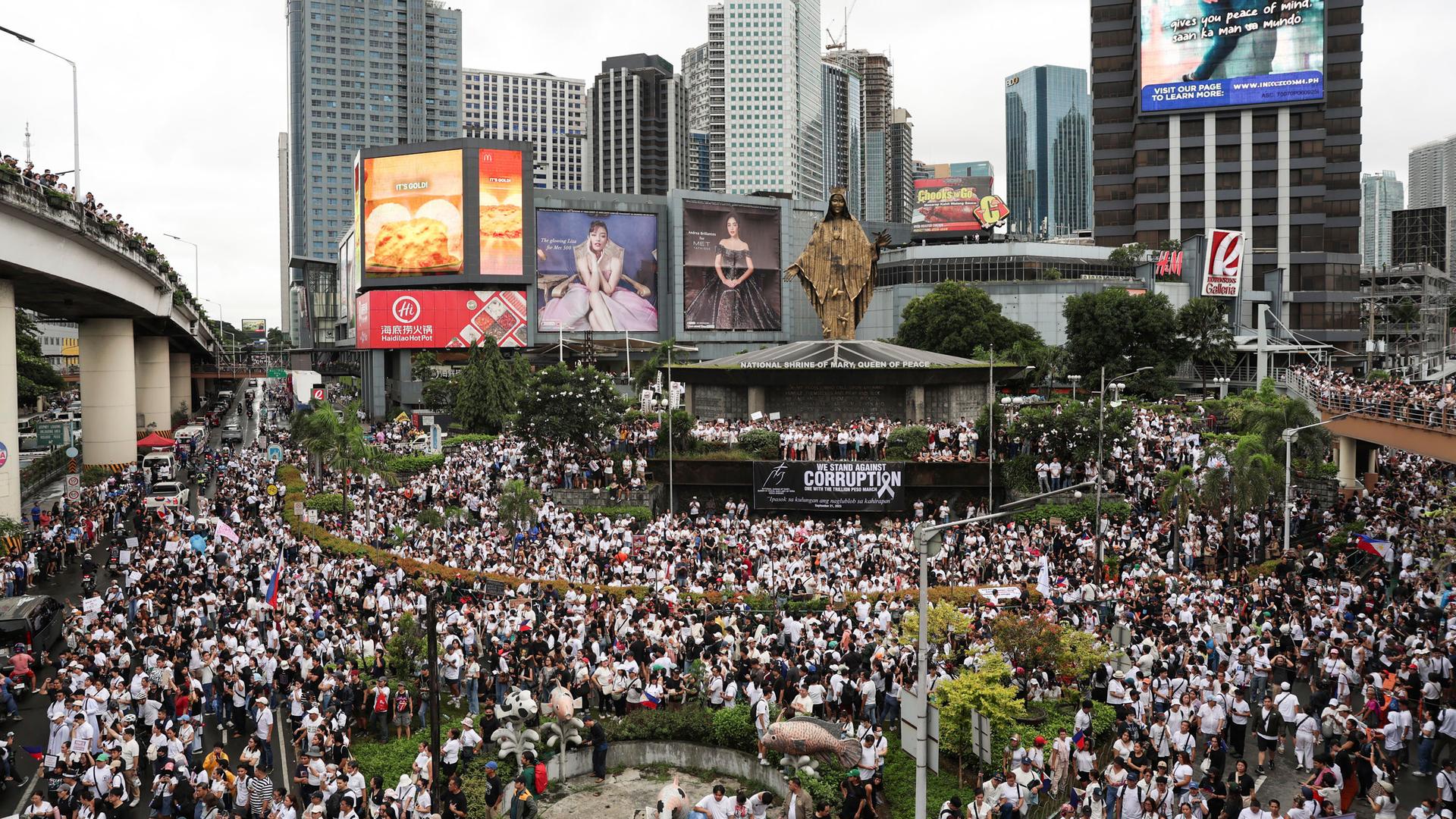 Tausende Demonstranten versammeln sich auf einem Platz nah Manila. Sie protestieren gegen Korruption der Regierung.