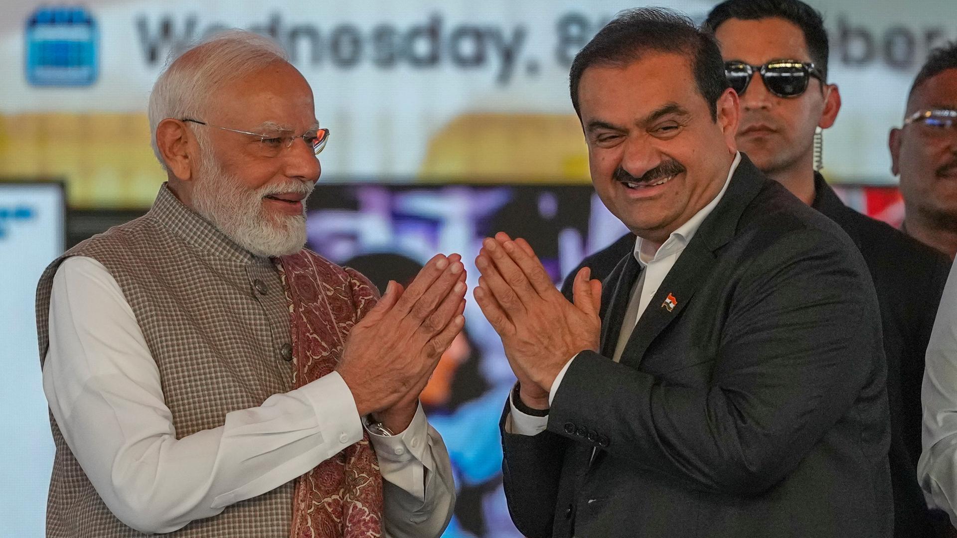 Indiens Premier Modi begrüßt den Vorsitzenden der Baufirma Adana, Gautam Adani.