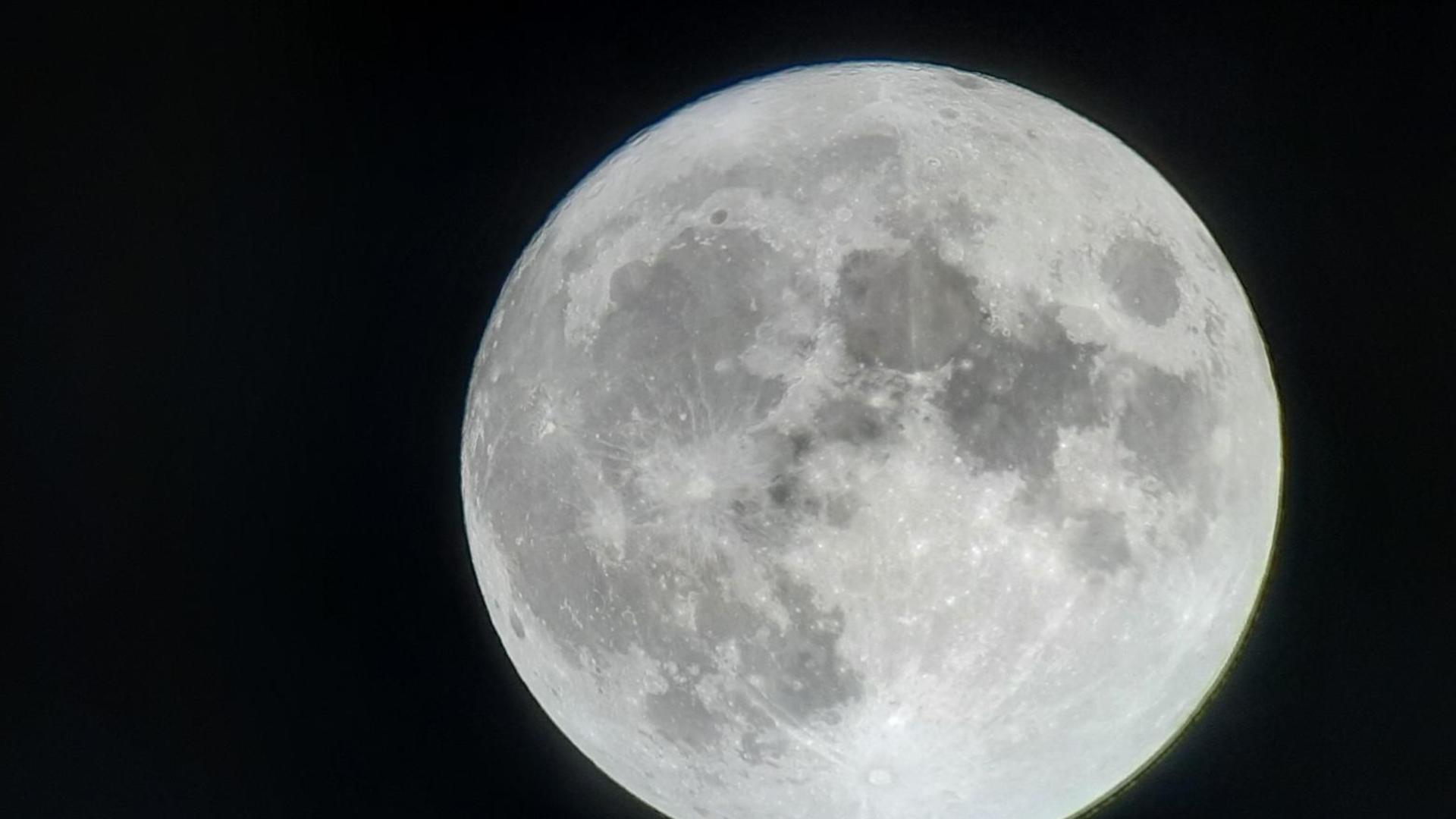 Der Mond von der Erde aus fotografiert