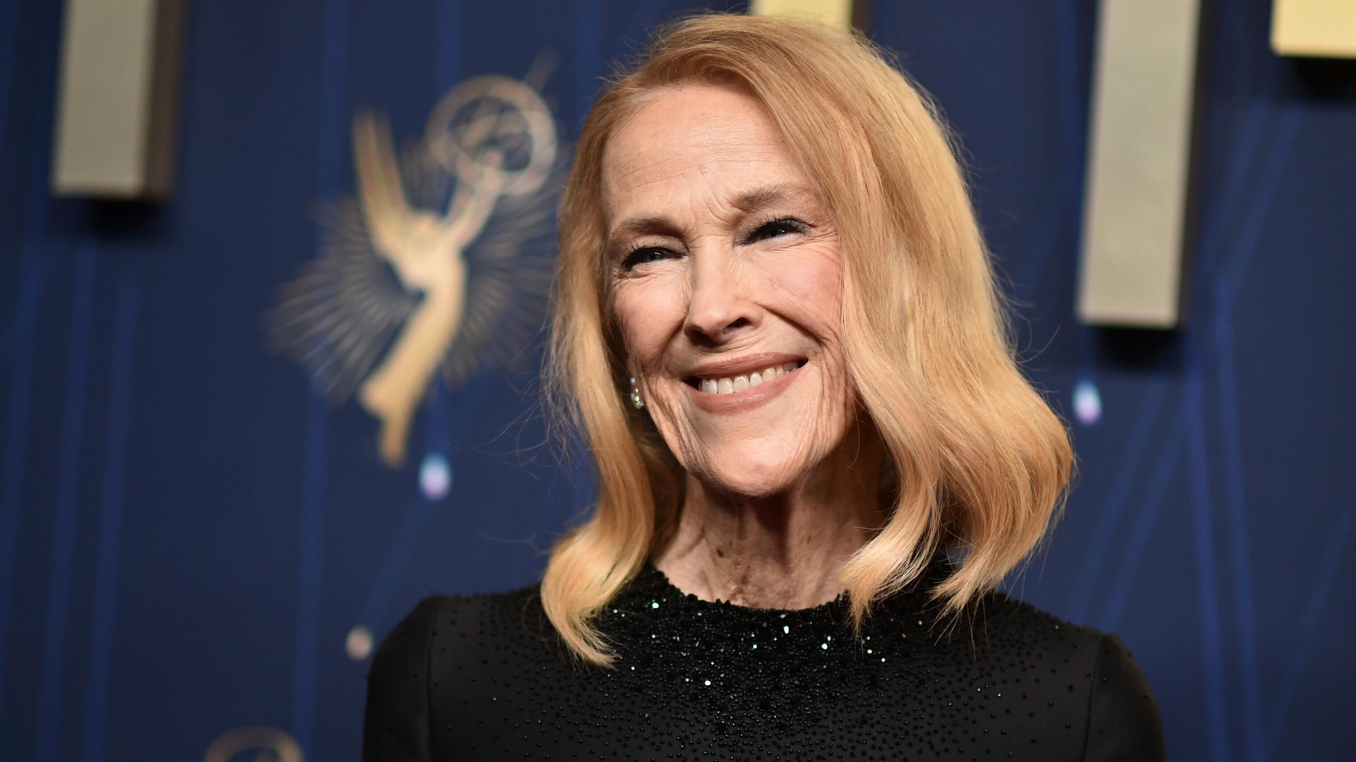 Catherine O'Hara lächelt in die Kamera.