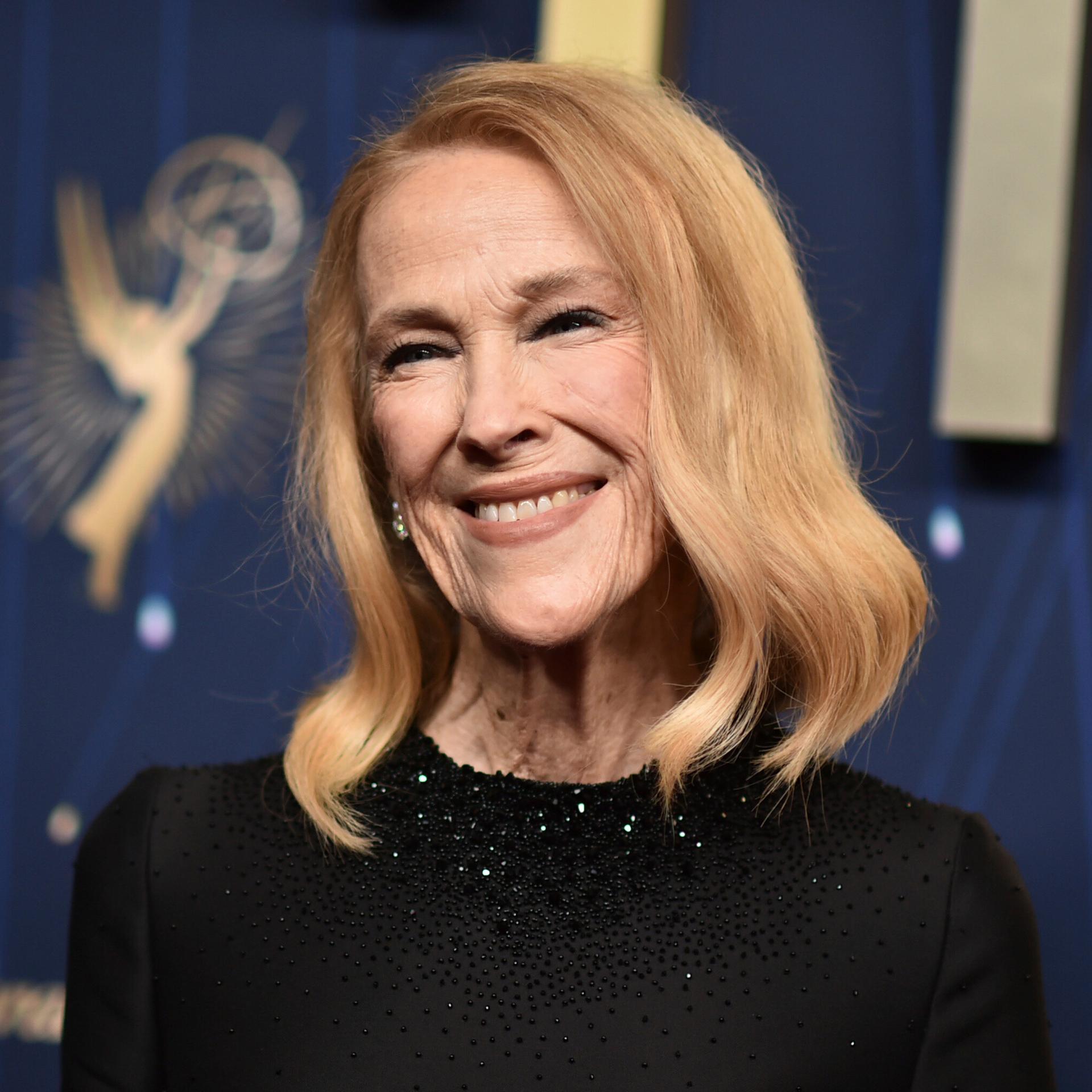 Catherine O'Hara lächelt in die Kamera.