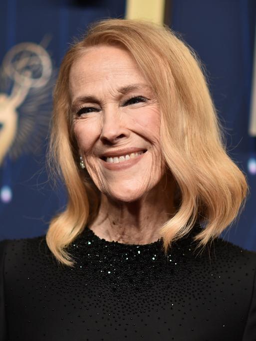 Catherine O'Hara lächelt in die Kamera.