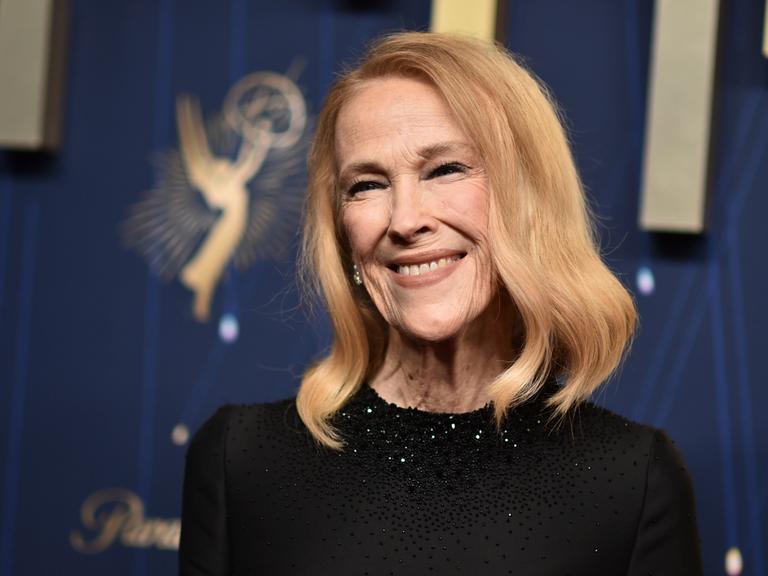 Catherine O'Hara lächelt in die Kamera.