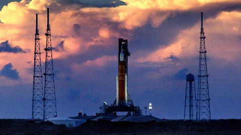 Die Sonne geht über Artemis I, dem Schwerlast-Mondraketen-System der NASA, unter, nachdem der zweite Startversuch am Samstag, den 3. September 2022, im Kennedy Space Center in Florida abgebrochen wurde. 