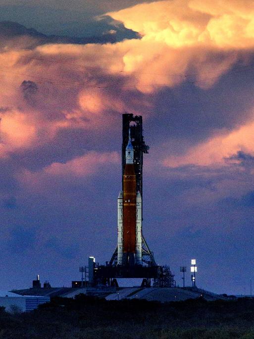 Die Sonne geht über Artemis I, dem Schwerlast-Mondraketen-System der NASA, unter, nachdem der zweite Startversuch am Samstag, den 3. September 2022, im Kennedy Space Center in Florida abgebrochen wurde. 