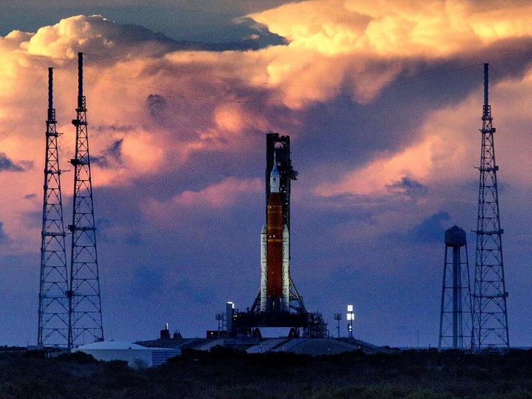 Die Sonne geht über Artemis I, dem Schwerlast-Mondraketen-System der NASA, unter, nachdem der zweite Startversuch am Samstag, den 3. September 2022, im Kennedy Space Center in Florida abgebrochen wurde. 