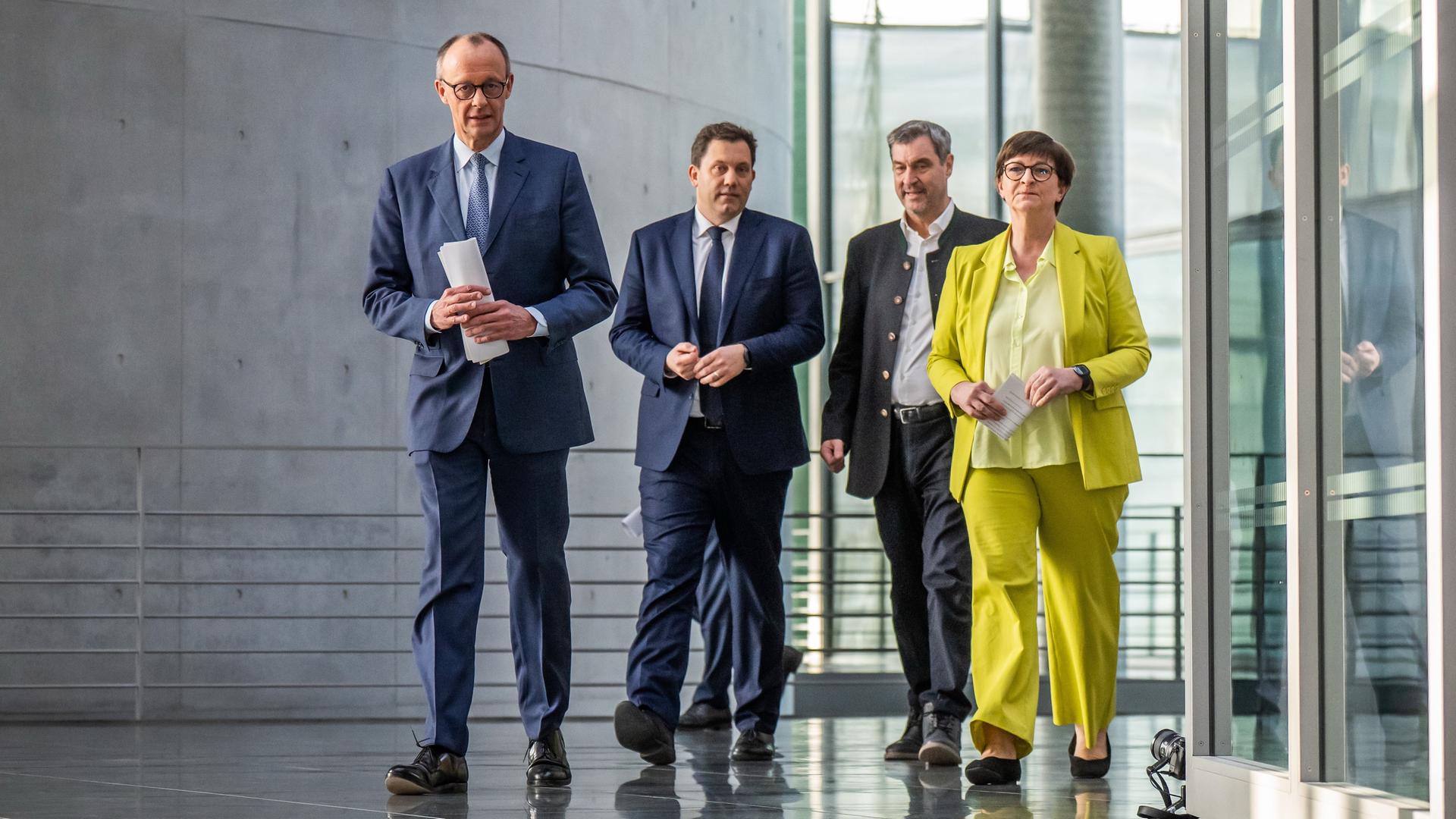 Friedrich Merz, Lars Klingbeil, Markus Söder, sowie Saskia Esken, nehmen an einer Pressekonferenz nach den Sondierungsgesprächen von Union und SPD im Bundestag teil.